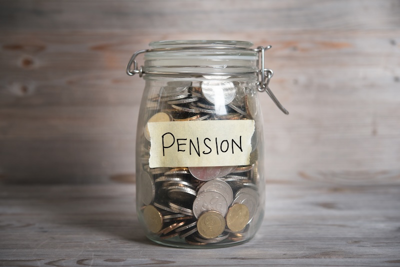 Burk med mynt med texten "Pension"